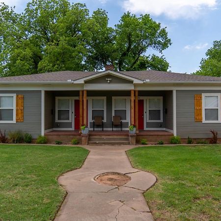 Rock & Roll House, Fiber Internet, Roku Tv, Washer & Dryer, By Dt Chickasha & Leg Lamp! 外观 照片