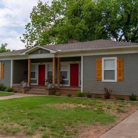 Rock & Roll House, Fiber Internet, Roku Tv, Washer & Dryer, By Dt Chickasha & Leg Lamp! 外观 照片
