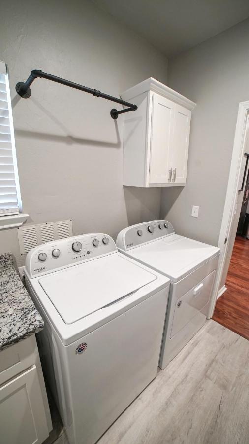 Rock & Roll House, Fiber Internet, Roku Tv, Washer & Dryer, By Dt Chickasha & Leg Lamp! 外观 照片