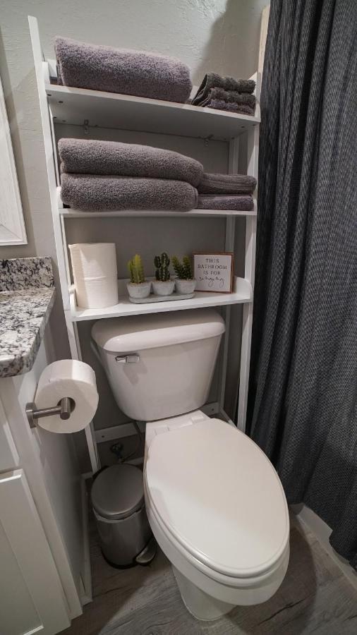 Rock & Roll House, Fiber Internet, Roku Tv, Washer & Dryer, By Dt Chickasha & Leg Lamp! 外观 照片