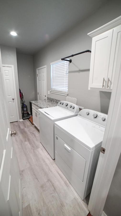 Rock & Roll House, Fiber Internet, Roku Tv, Washer & Dryer, By Dt Chickasha & Leg Lamp! 外观 照片