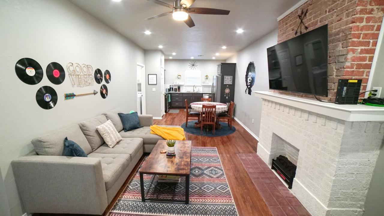 Rock & Roll House, Fiber Internet, Roku Tv, Washer & Dryer, By Dt Chickasha & Leg Lamp! 外观 照片