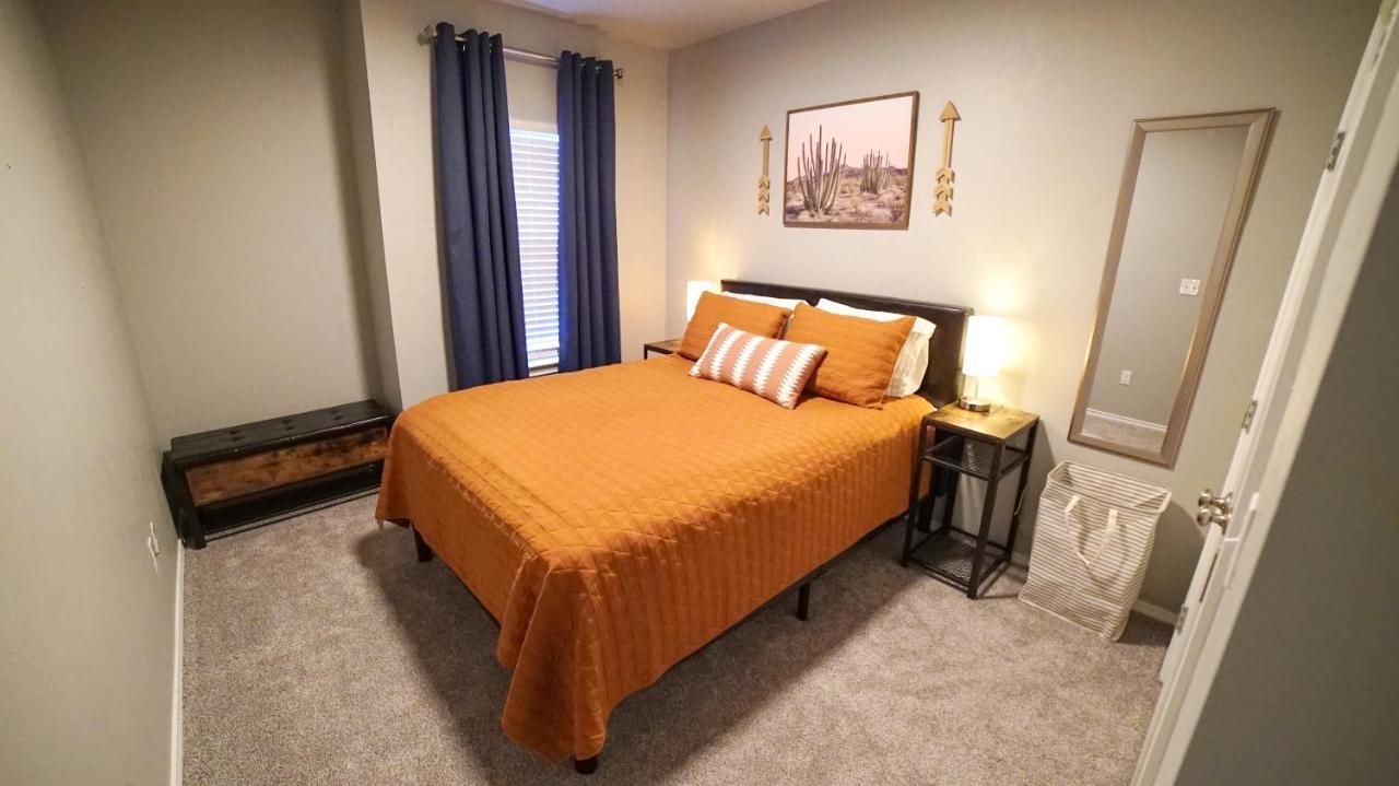 Rock & Roll House, Fiber Internet, Roku Tv, Washer & Dryer, By Dt Chickasha & Leg Lamp! 外观 照片