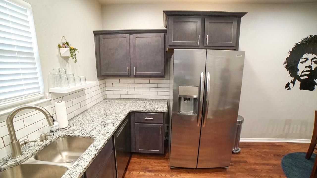 Rock & Roll House, Fiber Internet, Roku Tv, Washer & Dryer, By Dt Chickasha & Leg Lamp! 外观 照片