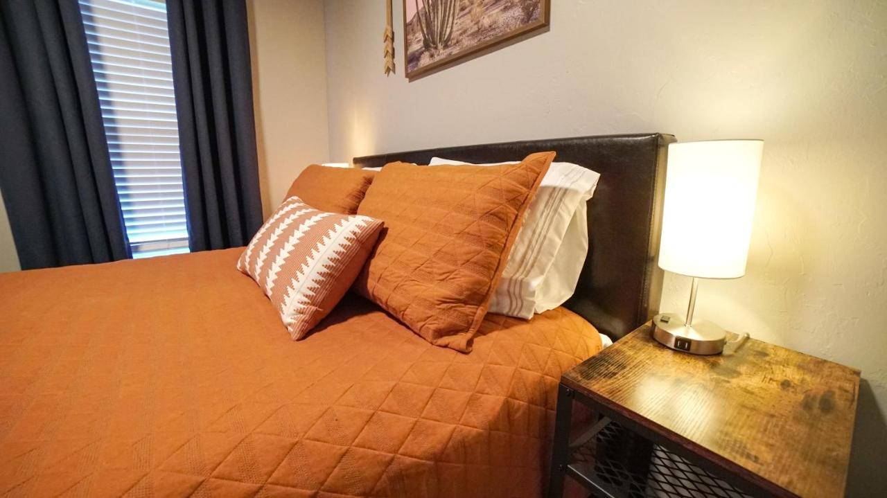 Rock & Roll House, Fiber Internet, Roku Tv, Washer & Dryer, By Dt Chickasha & Leg Lamp! 外观 照片