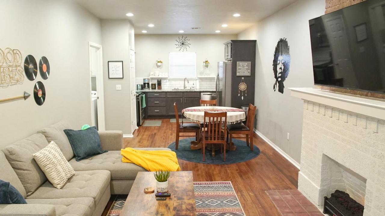 Rock & Roll House, Fiber Internet, Roku Tv, Washer & Dryer, By Dt Chickasha & Leg Lamp! 外观 照片