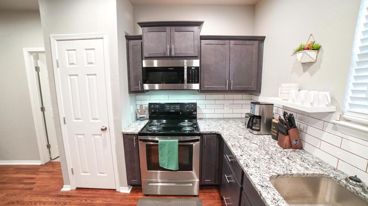 Rock & Roll House, Fiber Internet, Roku Tv, Washer & Dryer, By Dt Chickasha & Leg Lamp! 外观 照片