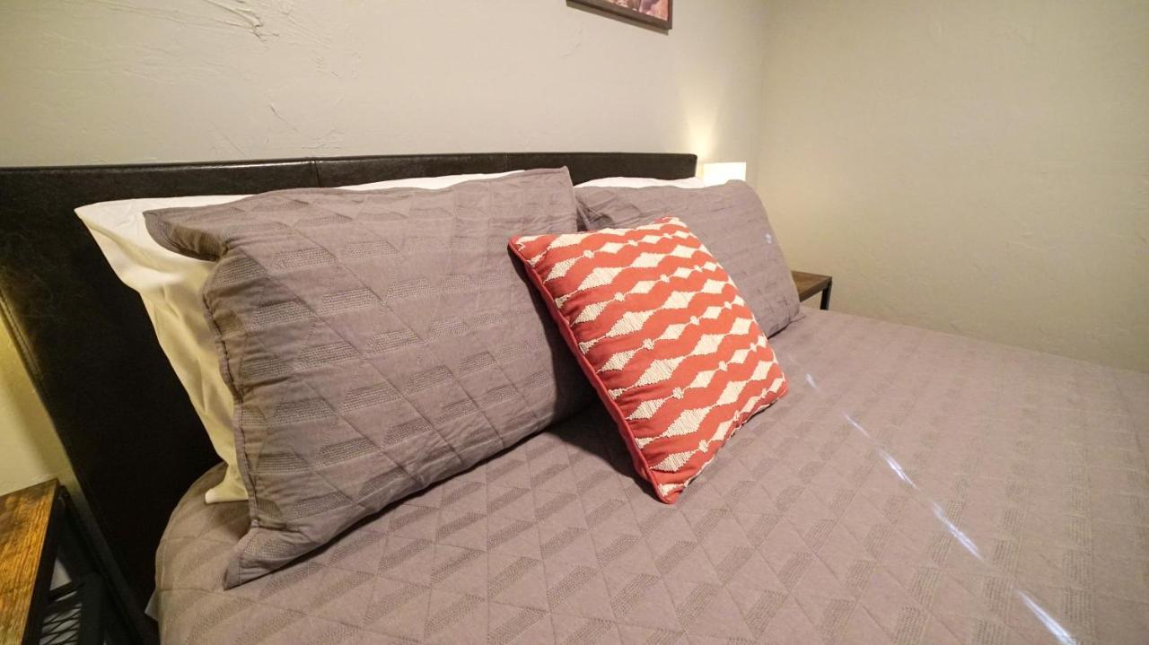 Rock & Roll House, Fiber Internet, Roku Tv, Washer & Dryer, By Dt Chickasha & Leg Lamp! 外观 照片