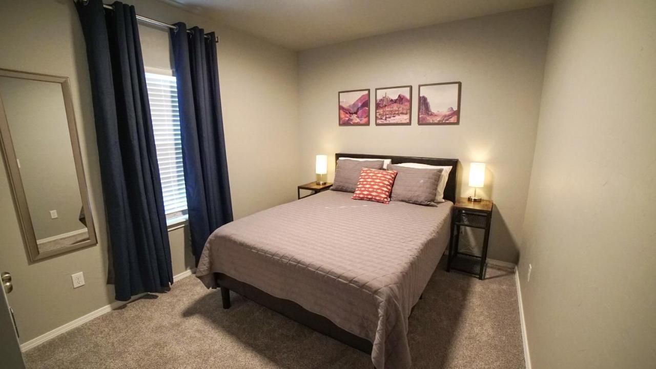 Rock & Roll House, Fiber Internet, Roku Tv, Washer & Dryer, By Dt Chickasha & Leg Lamp! 外观 照片