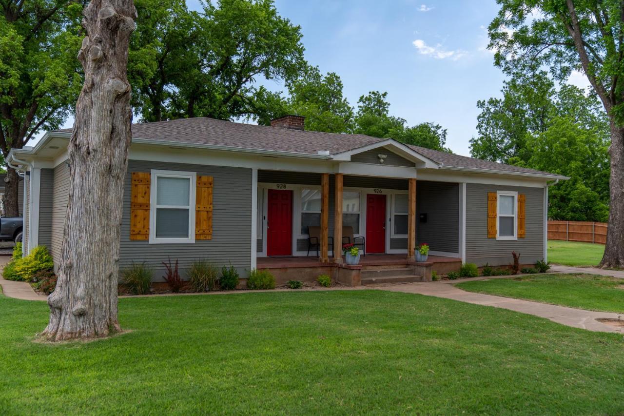 Rock & Roll House, Fiber Internet, Roku Tv, Washer & Dryer, By Dt Chickasha & Leg Lamp! 外观 照片