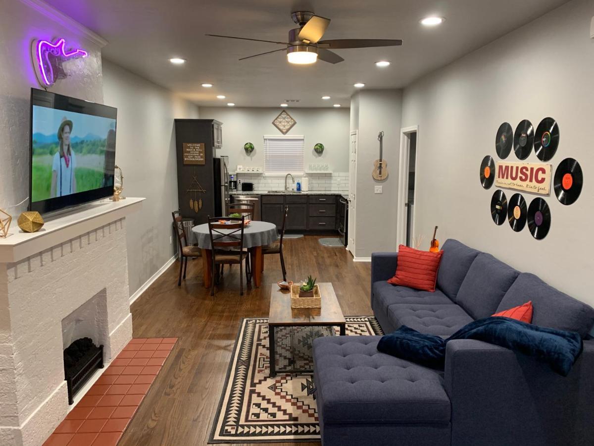 Rock & Roll House, Fiber Internet, Roku Tv, Washer & Dryer, By Dt Chickasha & Leg Lamp! 外观 照片