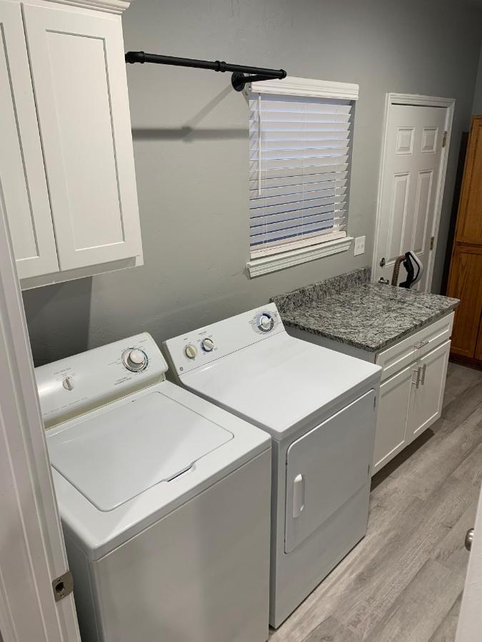 Rock & Roll House, Fiber Internet, Roku Tv, Washer & Dryer, By Dt Chickasha & Leg Lamp! 外观 照片