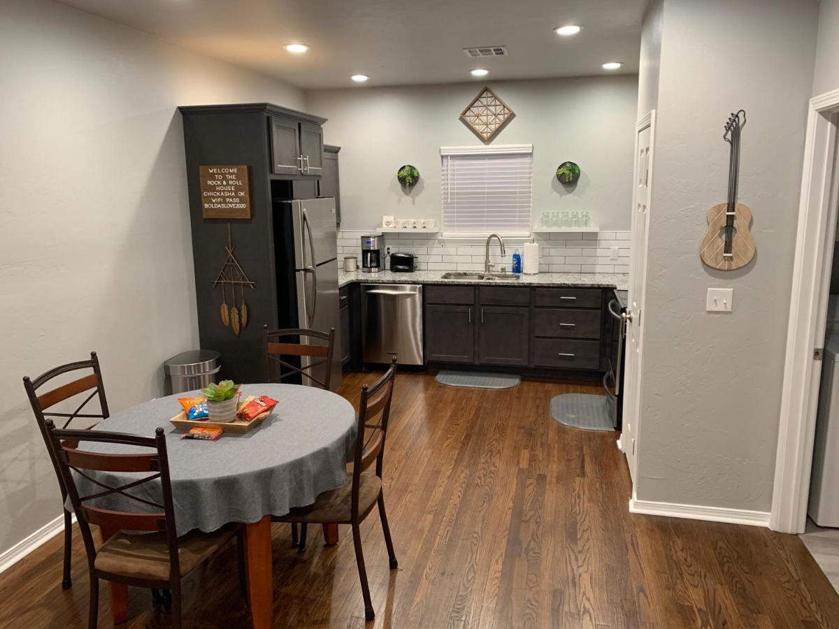 Rock & Roll House, Fiber Internet, Roku Tv, Washer & Dryer, By Dt Chickasha & Leg Lamp! 外观 照片