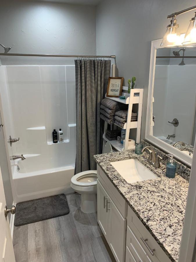 Rock & Roll House, Fiber Internet, Roku Tv, Washer & Dryer, By Dt Chickasha & Leg Lamp! 外观 照片