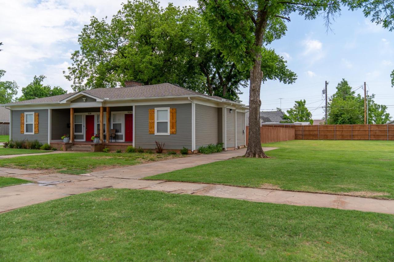 Rock & Roll House, Fiber Internet, Roku Tv, Washer & Dryer, By Dt Chickasha & Leg Lamp! 外观 照片